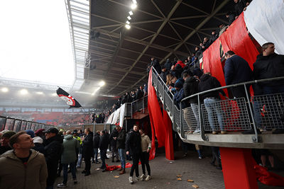 Hier worden voorbereidingen getroffen voor een tifo. © De Brouwer