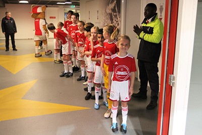 Om het hoekje kijken... Komen de spelers er al aan? © Ajax Kids Club
