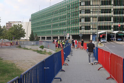 Volg het hek en je komt bij de ingang van het uitvak. © SV Ajax