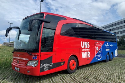 Einde middag arriveert de spelersbus van Unterhaching. © Ajax Life