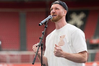 Aftrappen met fraai staaltje spoken word van De Godenzonen. © Pro Shots