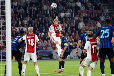 Invaller Dolberg probeert het nog met de kop. © De Brouwer