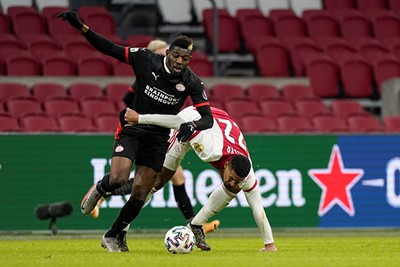Bedenk wel: Ajax is echt nog niet van PSV af, hoor! © Pro Shots