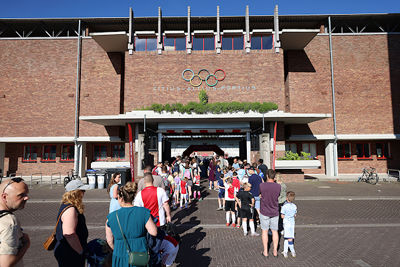 In de vroege ochtend melden bij de poort van het Olympisch Stadion. © De Brouwer