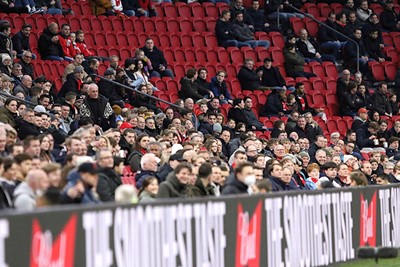 De Arena vult zich met supporters die hun stoeltje zo hebben gemist. © De Brouwer