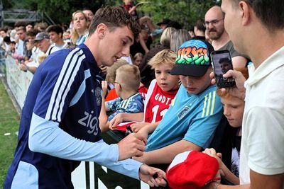 Baas neemt alle tijd voor de fans, jong en oud. © SV Ajax