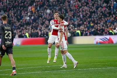 De verdediger kopt Ajax op voorsprong. © De Brouwer