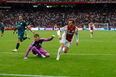 Ajax kakt in, maar Godts brengt opluchting met zijn tweede. © De Brouwer