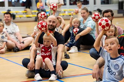 Ouders doen gezellig mee met de kinders. © Pro Shots