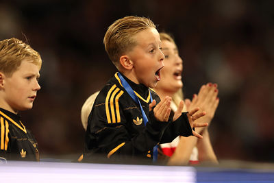 Dat ziet dit fanatieke supportertje ook. Hup, Ajax! © De Brouwer