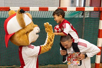 Lucky deelt volop high-fives uit. © Pro Shots