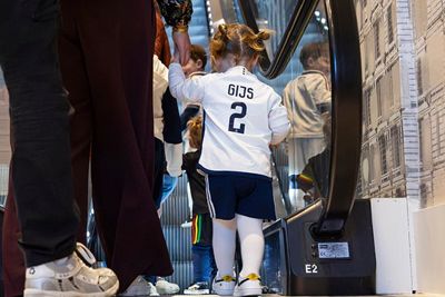 Aan de hand van papa naar boven. Zou Lucky daar zijn? © Pro Shots