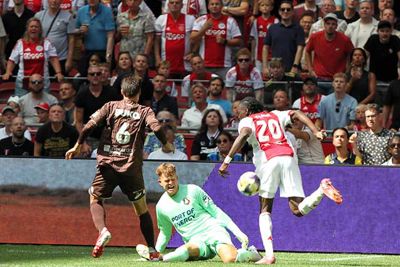 Traoré krijgt de bal niet langs Koeman Jr. © SV Ajax