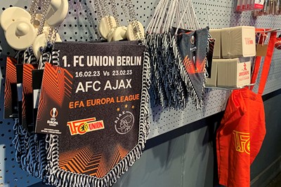 In de fanshop van Union zijn ze er in ieder geval klaar voor. © Ajax Life