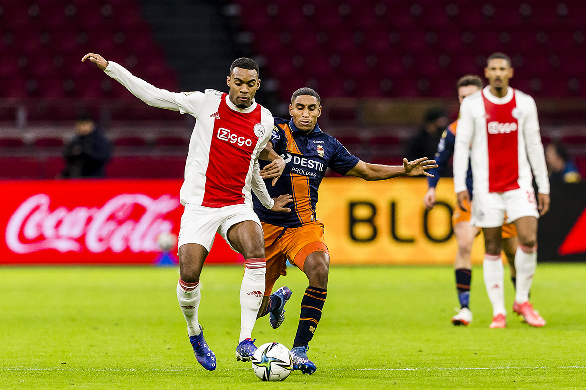 Ten Hag weerspreekt vormdip Gravenberch: ‘Hij haalt een heel stabiel niveau’