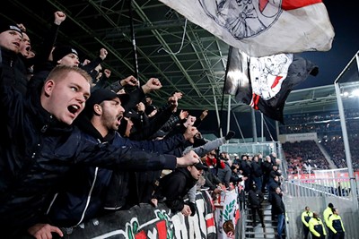 En toch blijven we zingen, voor Ajax Amsterdam! © De Brouwer