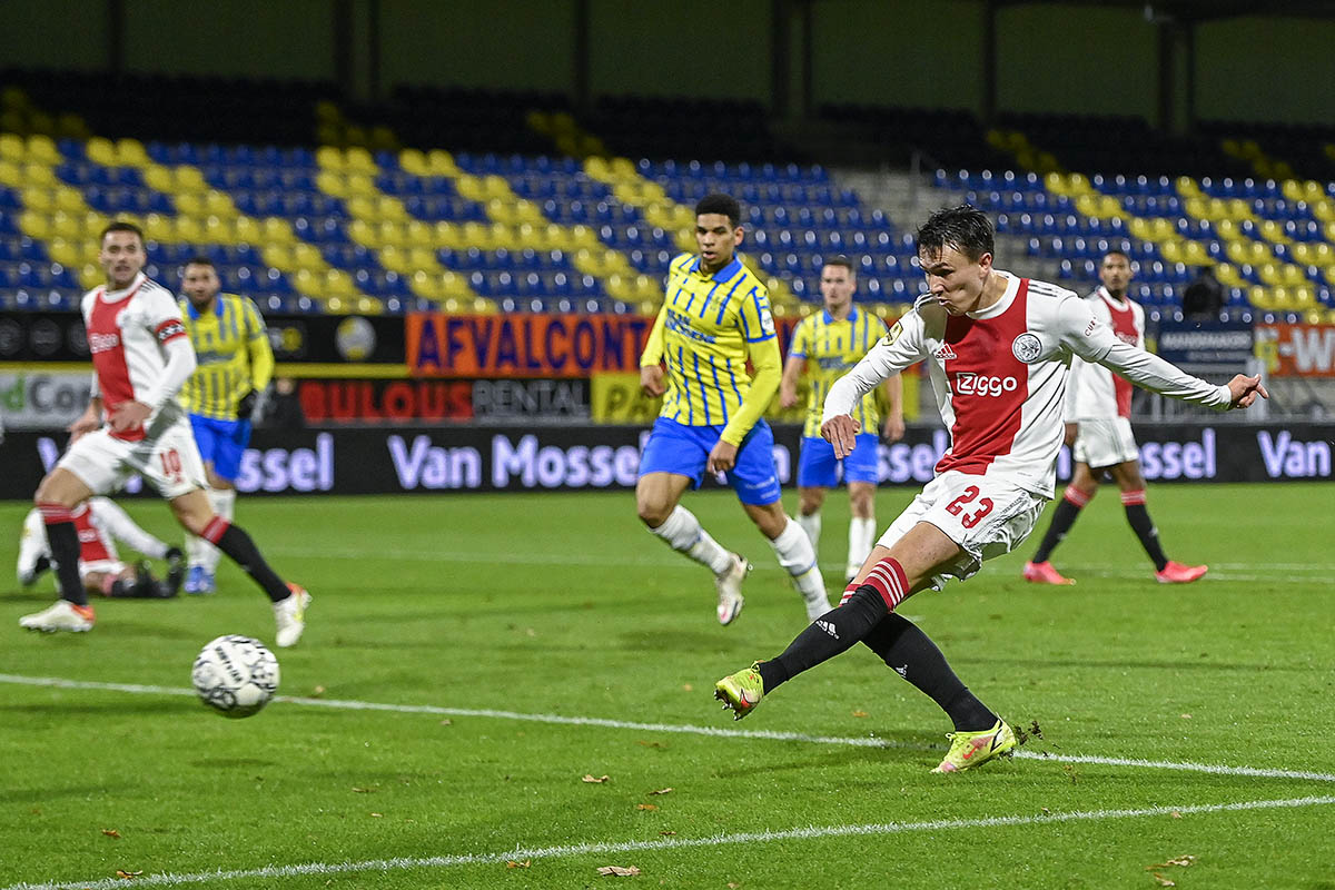 Ajax prikt ook vijf keer raak in ons fotoverslag van RKC-uit