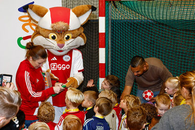 Lucky is ondertussen druk met handtekeningen uitdelen. © Pro Shots