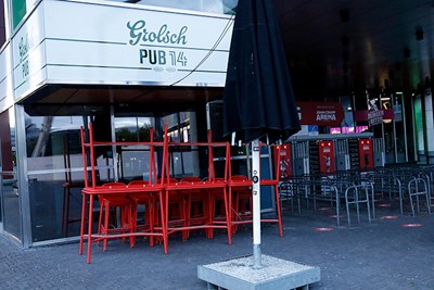 Weggeborgen tafels en stoelen, rode lichten, de Burger Bitch dicht... © De Brouwer