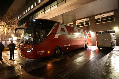 Ajax heeft de bus alvast geparkeerd. © De Brouwer