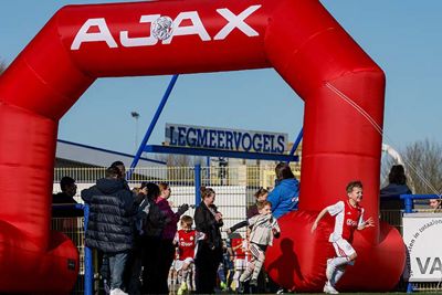 Onder luid applaus en een fijn zonnetje het veld op. © Pro Shots