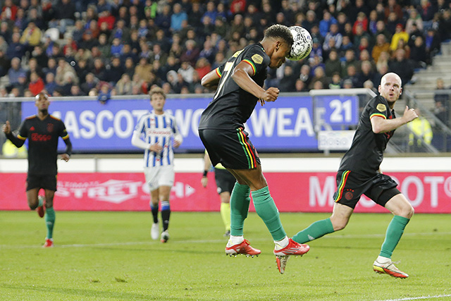 Neres knikt Ajax in veilige haven! © Pro Shots