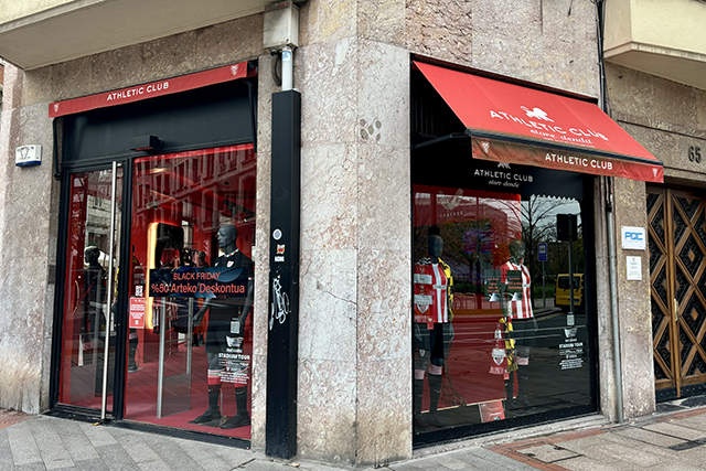 Gluren in de fanshop van de buren! © Ajax Life