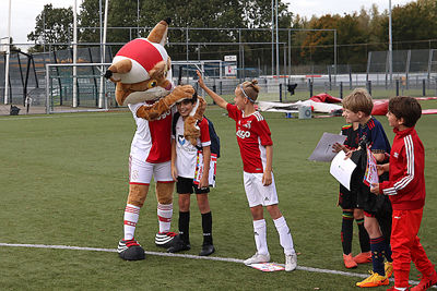 Een high-five van Lucky mag natuurlijk niet ontbreken. © De Brouwer