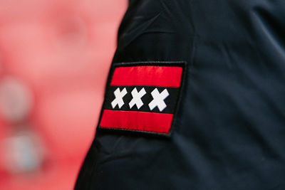 De Amsterdamse vlag vinden we terug op de mouw. © AFC Ajax
