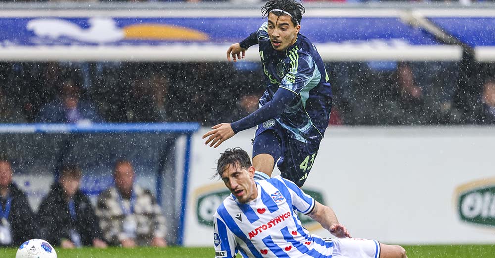 Ajax speelt play-offs na waterballet in Heerenveen