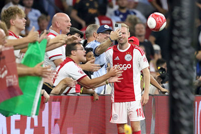 Davy neemt na afloop alle tijd voor supporters. © De Brouwer