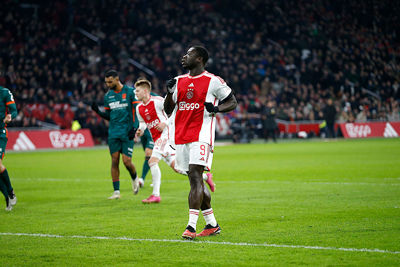 Brobbey ziet hoe Vaessen zijn inzet keert. © De Brouwer