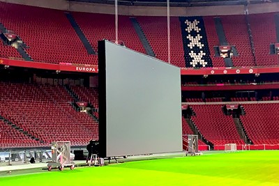 Kijk, daar is een van de nieuwe schermen. © Ajax Life