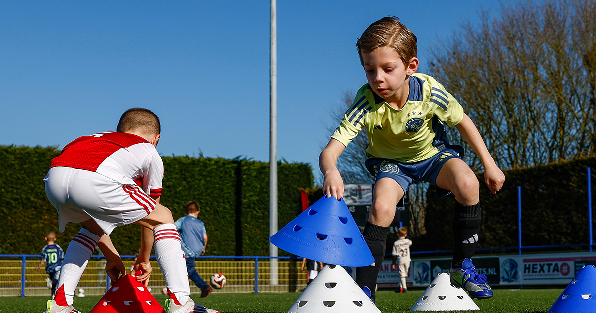 Evenement: Lucky en Heero organiseren Ajax Kids Tour bij sc Heerenveen!