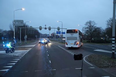 Rechtsaf richting Amsterdam. AZ-uit wacht woensdag alweer. © De Brouwer