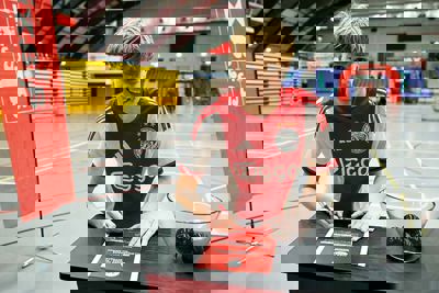 Hij tekent hier zijn ballenjongenscontract. © Pro Shots