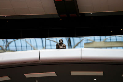 Johan kijkt toe en weet dat het goed is. © De Brouwer