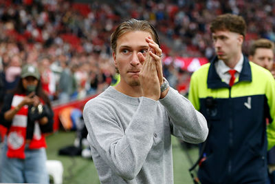 Een geëmotioneerde Godts neemt afscheid van het Ajaxpubliek. © De Brouwer 