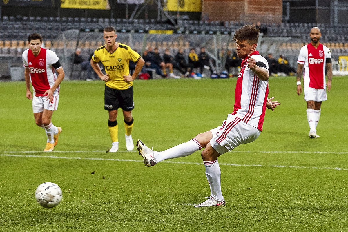Huntelaar heeft tijdens doelpuntenregen geen genade met Onana en VVV