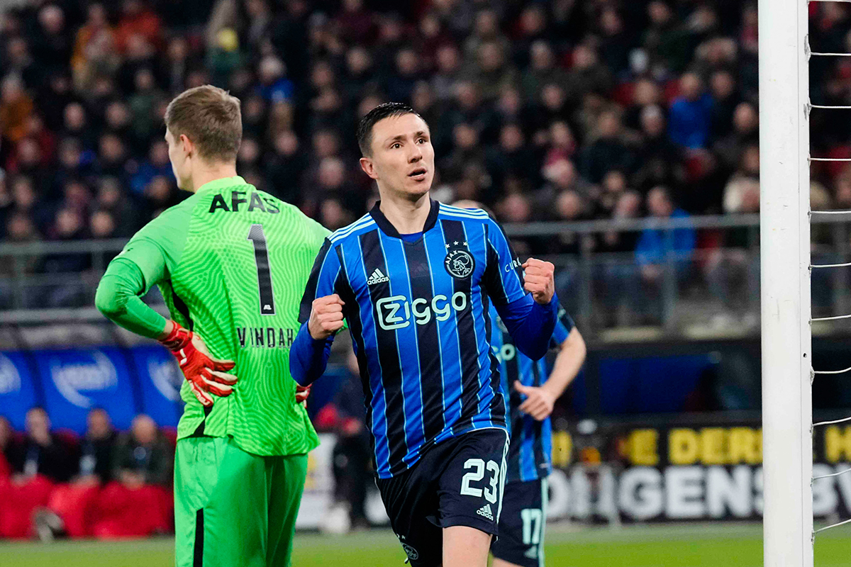 Berghuis schiet Ajax naar bekerfinale en zichzelf naar plek op wallpaper!