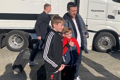 Ondertussen arriveert Ajax en dat vindt de lokale jeugd geweldig. © Ajax Life