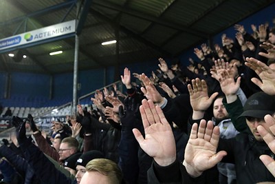 Handen voor Ajax. Altijd voor ons aller Ajax. © De Brouwer
