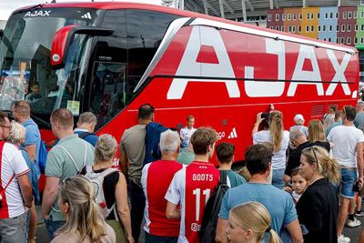 Zij wilden de bus allemaal van binnen zien. Dat kon! © Pro Shots