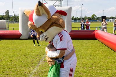 Dikke knuffel van Lucky. © Pro Shots