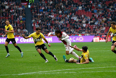 Zelfs met tien man wint NAC de meeste duels. © De Brouwer