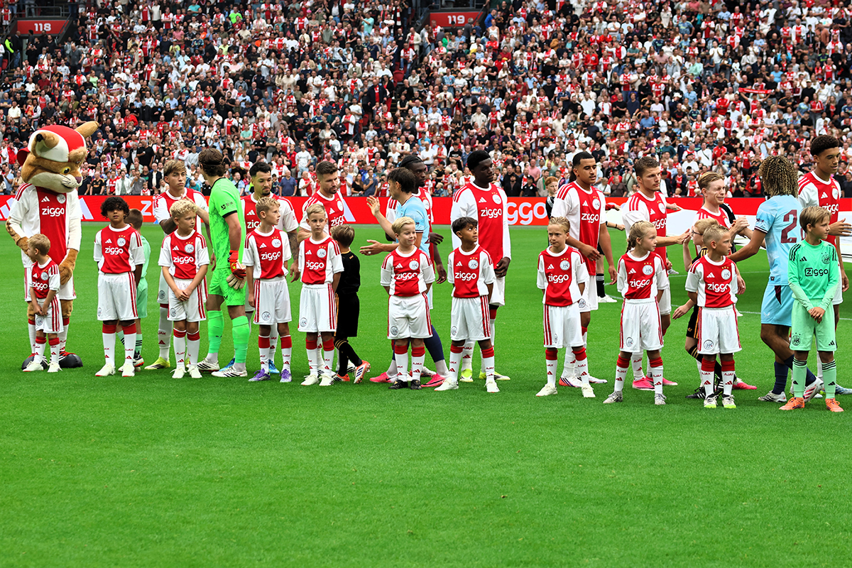 Word mascotte en Fun Gamer bij Ajax - Shelbourne!