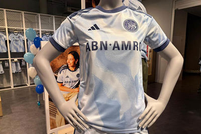 Natuurlijk is er een speciaal vrouwenshirt. © Ajax Life