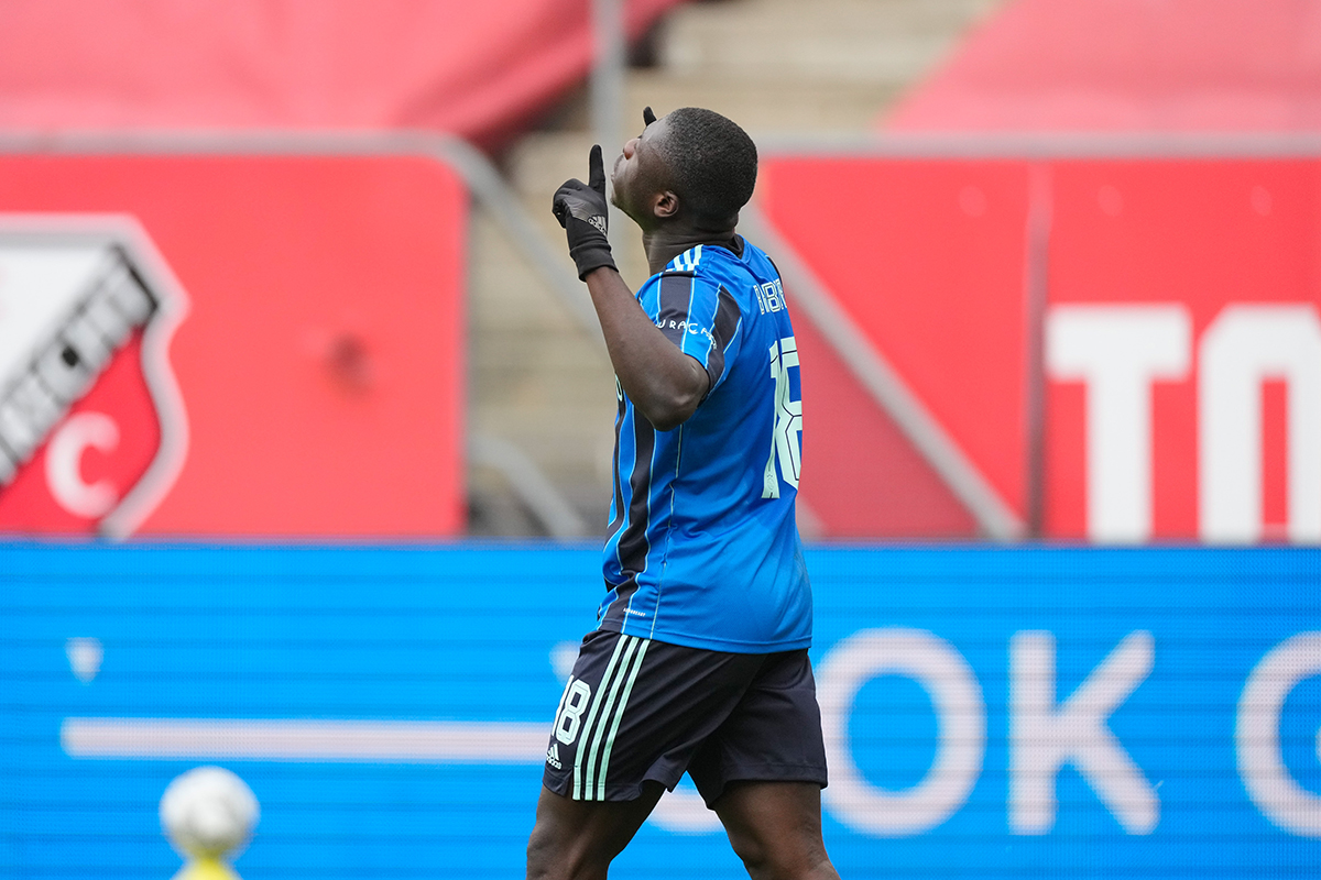 Brobbey keert terug, scoort en mag gelijk op wallpaper!