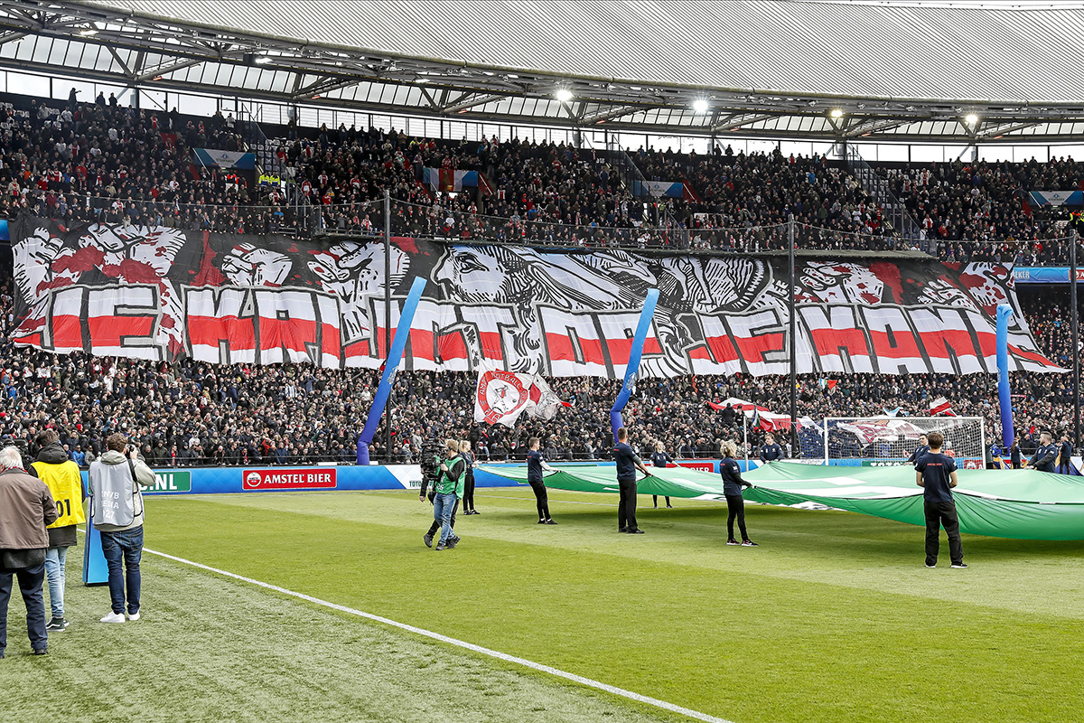 religie Verliefd ginder Ajax sponsorde supporters en verdient niets aan bekerwinst