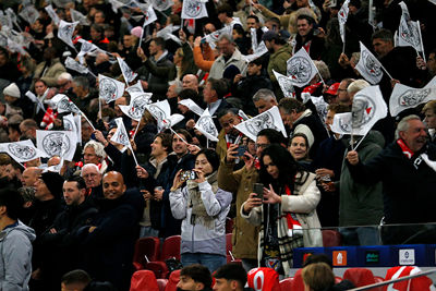 Terwijl zij erop los zwaaien... © De Brouwer